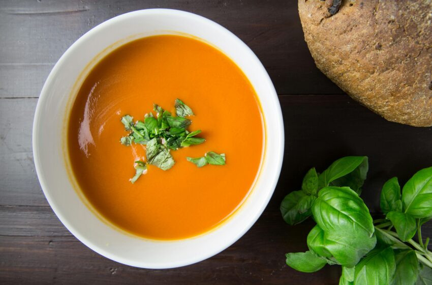  Sopa de tomate com manjericão