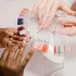 Os benefícios de fazer as unhas no salão de beleza