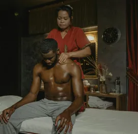 Massagem relaxante vs. terapêutica para homens