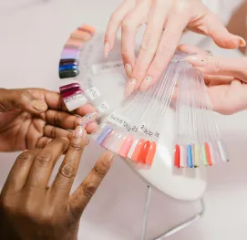 Os benefícios de fazer as unhas no salão de beleza