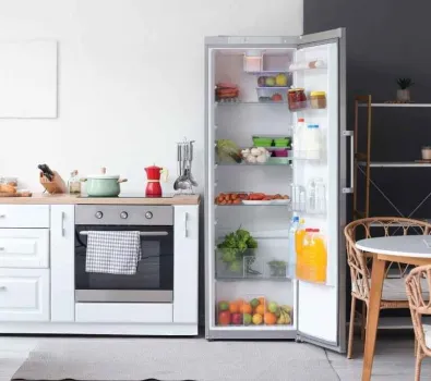 Sua geladeira faz barulho do nada de noite? Descubra o motivo!