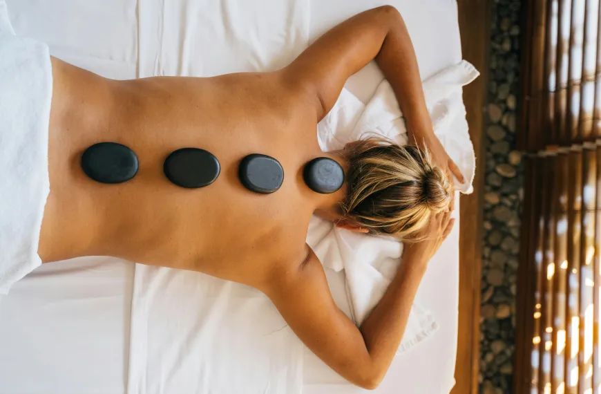Como as pedras são preparadas para a massagem com pedras quentes