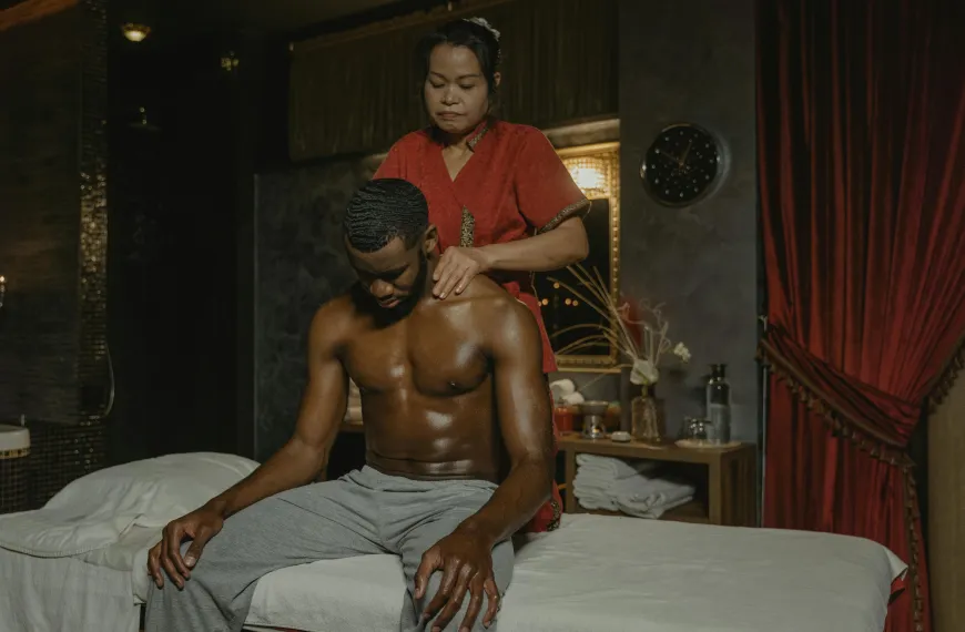 Massagem relaxante vs. terapêutica para homens