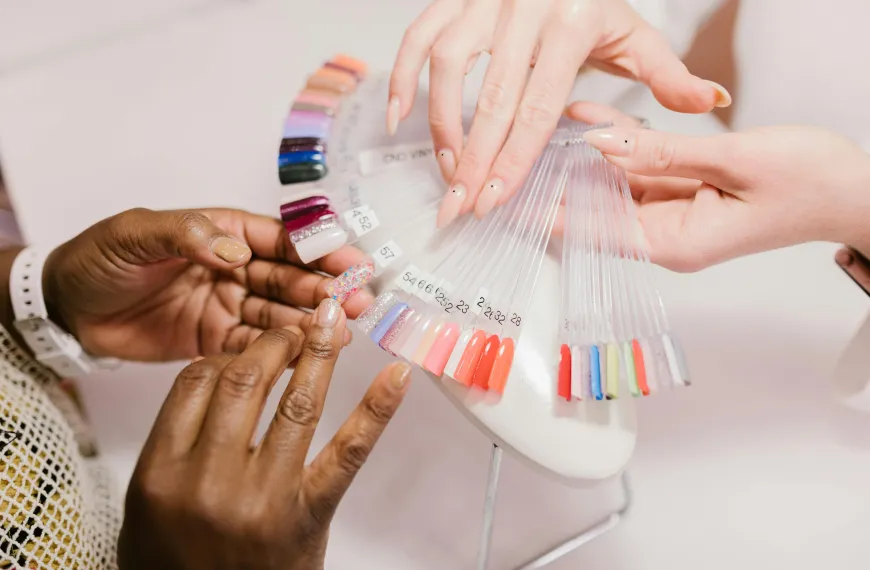 Os benefícios de fazer as unhas no salão de beleza