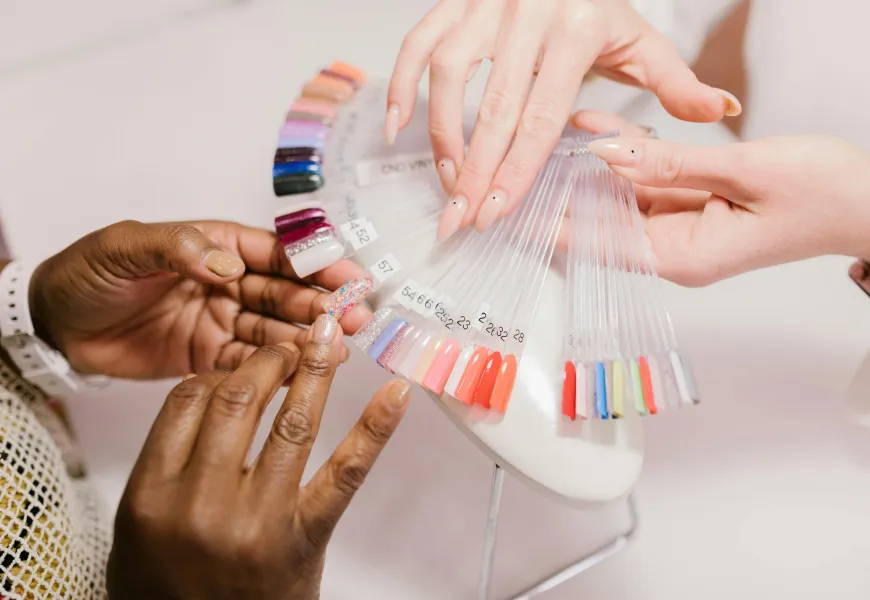 Os benefícios de fazer as unhas no salão de beleza