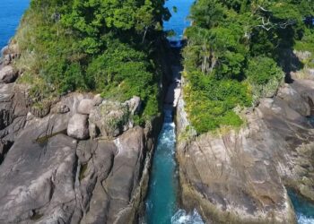 Imagem aérea da MENOR praia do mundo