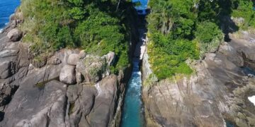 Imagem aérea da MENOR praia do mundo