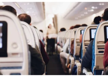 Quer viajar de avião e pagar menos? Veja qual o melhor horário e dia para comprar passagens aéreas