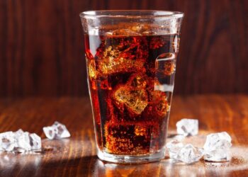 Água com gás x Refrigerante: qual a diferença entre as duas bebidas?