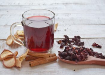 Benefícios do chá de hibisco para a saúde e as contraindicações