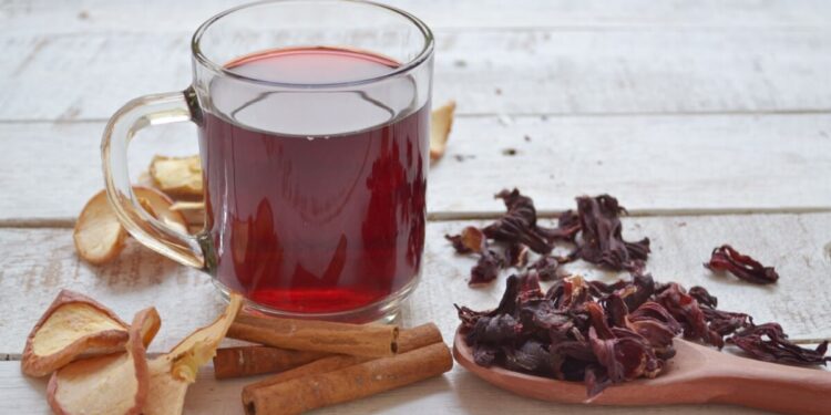 Benefícios do chá de hibisco para a saúde e as contraindicações