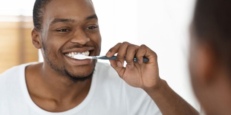 Posso colocar água na pasta de dente antes de escovar os dentes?