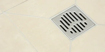 O seu ralo está com o cheiro rir? Encanador dá dicas para resolver esse problema