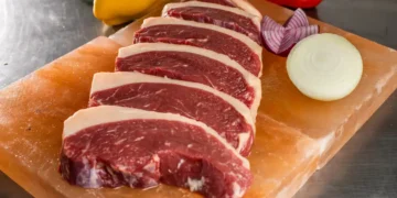 O que acontece com o organismo quando paramos de comer carne? Especialista explica