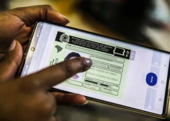 Posso dirigir apenas com a CNH digital? Veja o que diz a lei de trânsito