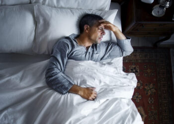 Não dormir pode causar problemas SÉRIOS no futuro; veja quais são