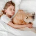 Especialista explica benefícios de dormir perto do seu cachorro; entenda