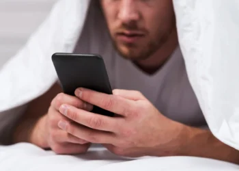 Carregar o telefone na cama enquanto dorme é perigoso? Veja o que dizem os especialistas