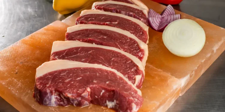 Nem carvão, nem churrasqueira: novo método vem conquistando os brasileiros na hora de fazer o churrasco