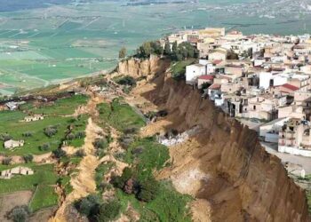 Essa cidade está à beira de precipício após chuva e deslizamento de terra