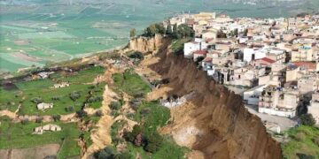 Essa cidade está à beira de precipício após chuva e deslizamento de terra