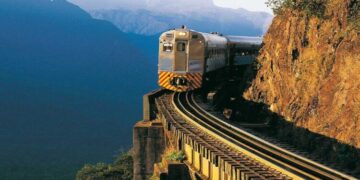 A viagem de luxo com comida e bebida à vontade e paisagens deslumbrantes